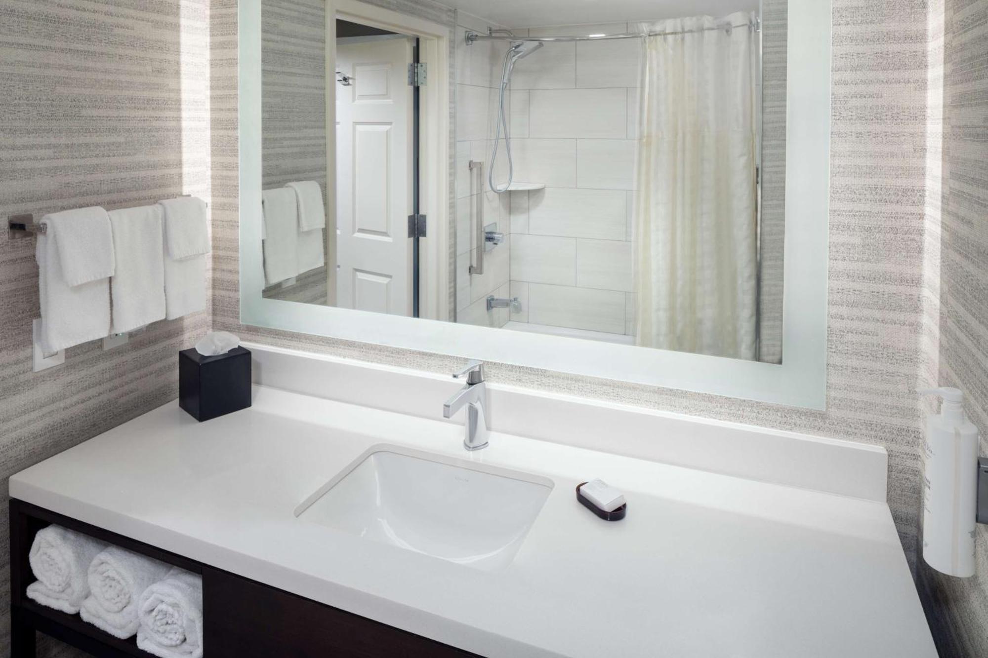 Embassy Suites By Hilton Laredo Bagian luar foto