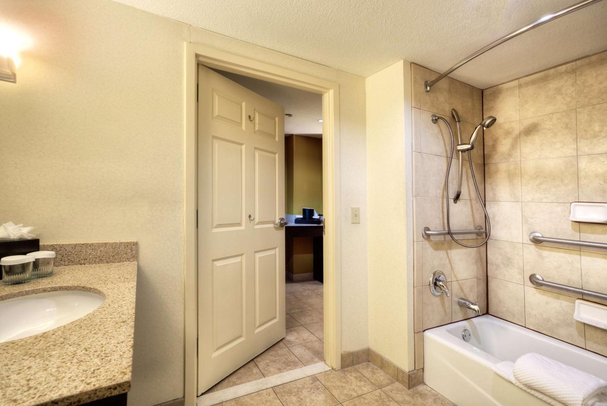 Embassy Suites By Hilton Laredo Bagian luar foto