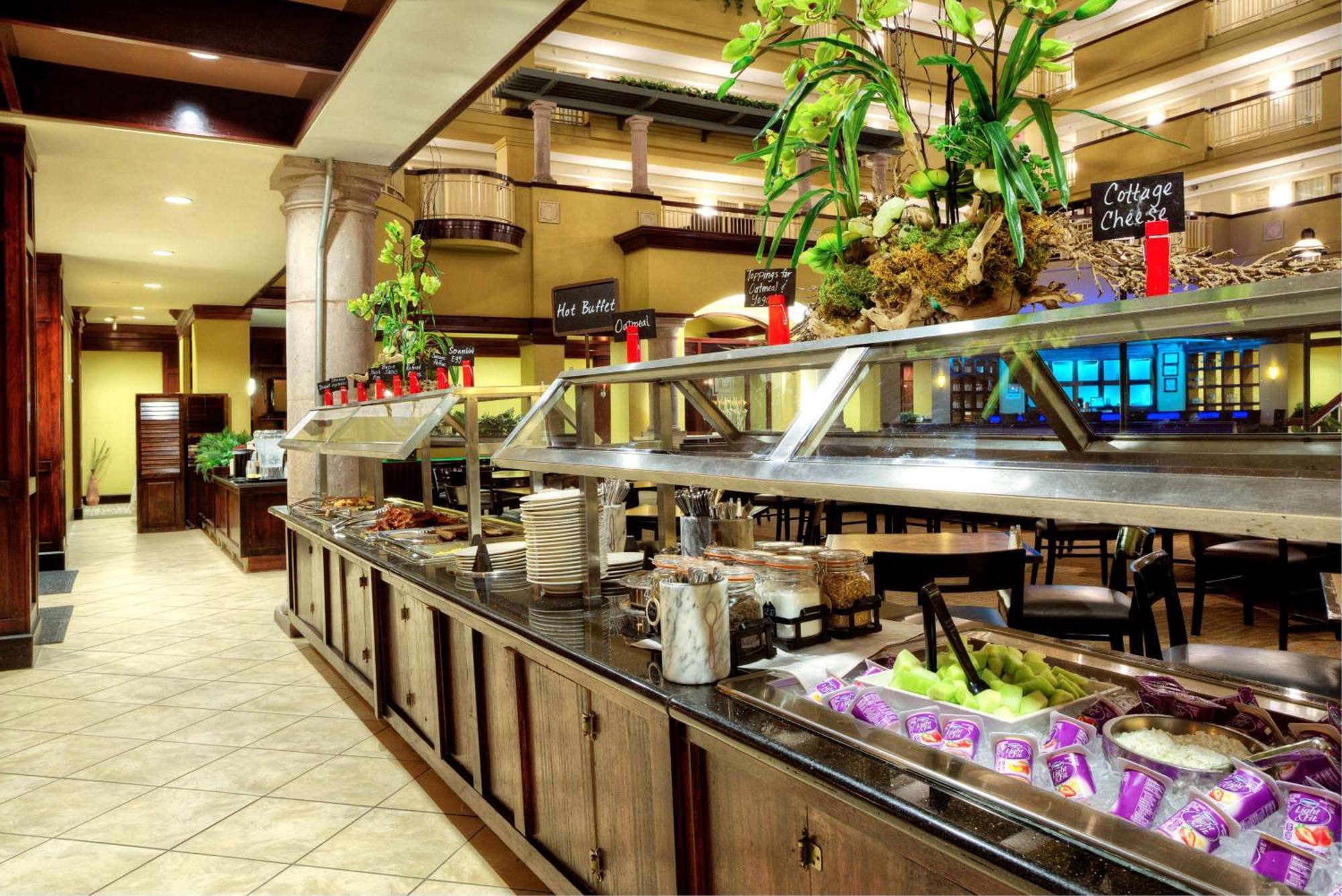 Embassy Suites By Hilton Laredo Bagian luar foto