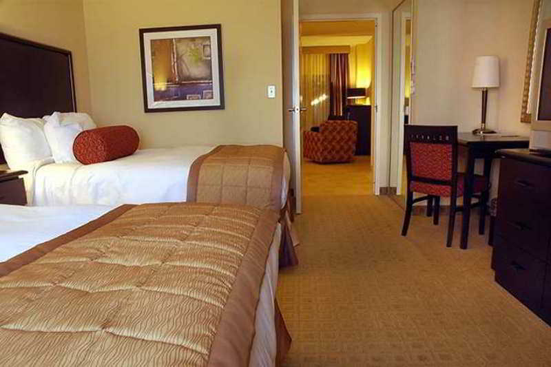 Embassy Suites By Hilton Laredo Bagian luar foto